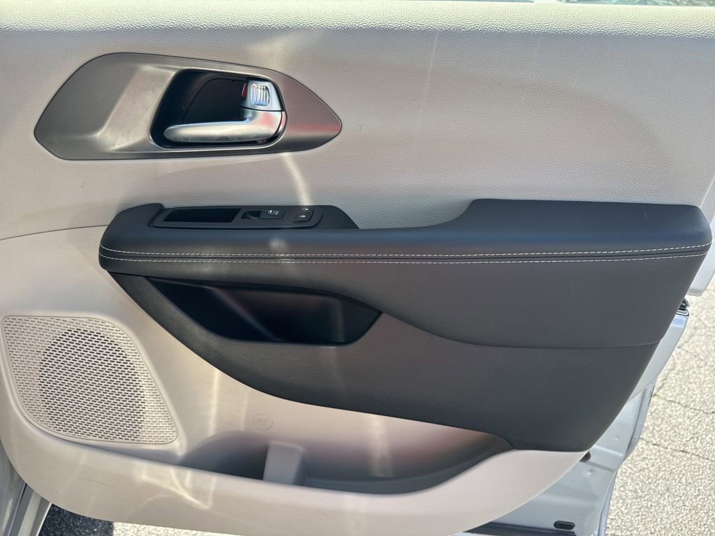 Used 2024 Chrysler Pacifica Touring-L image 14