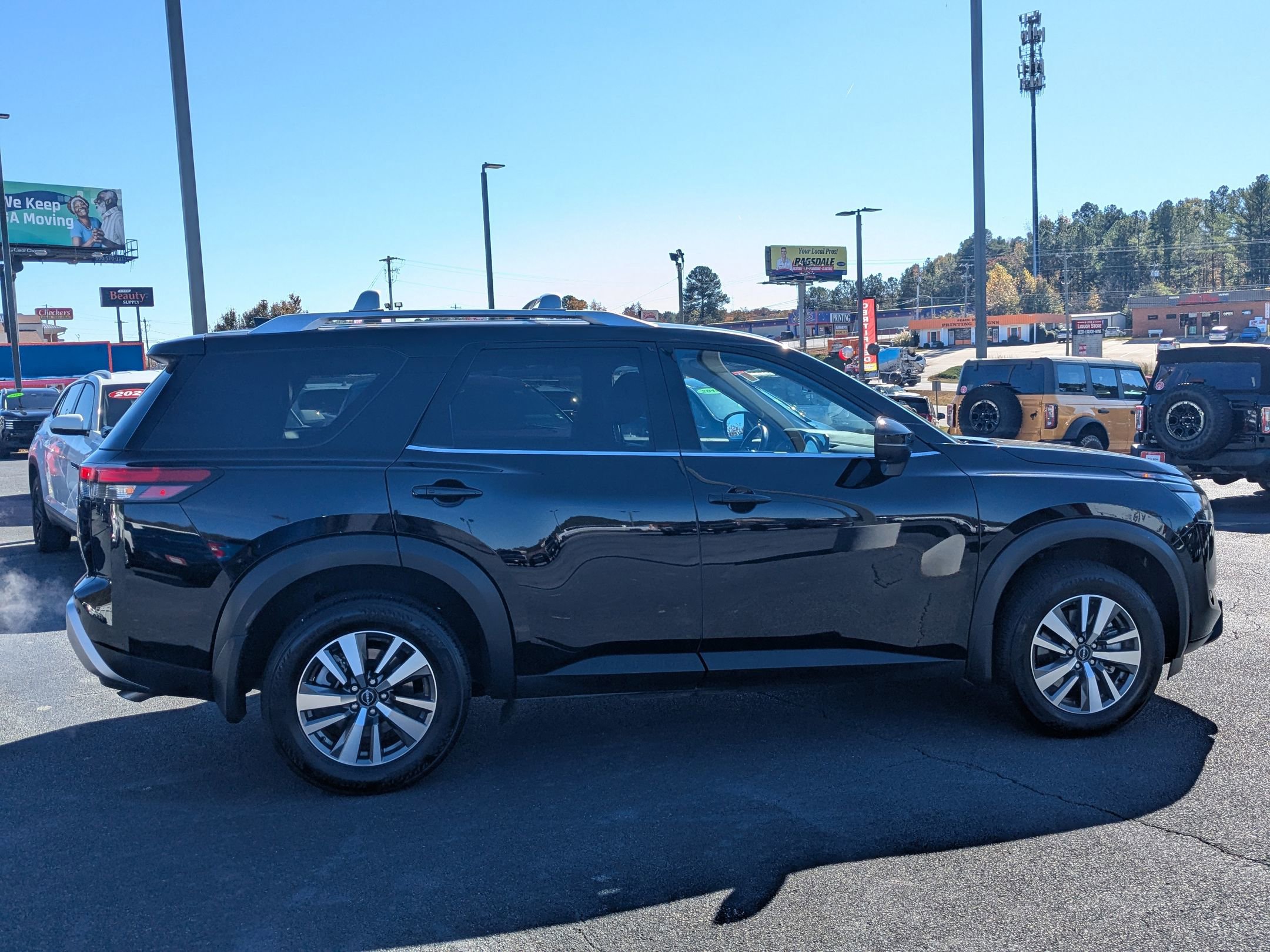 Used 2025 Nissan Pathfinder SL image 4