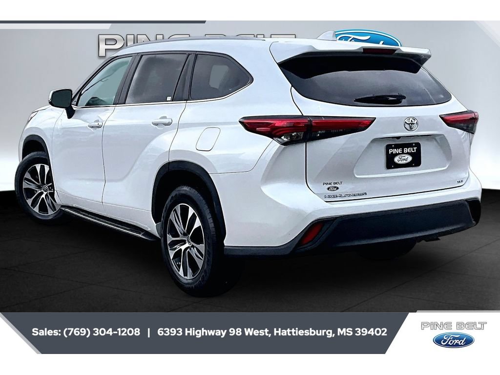 Used 2023 Toyota Highlander XLE FWD image 2