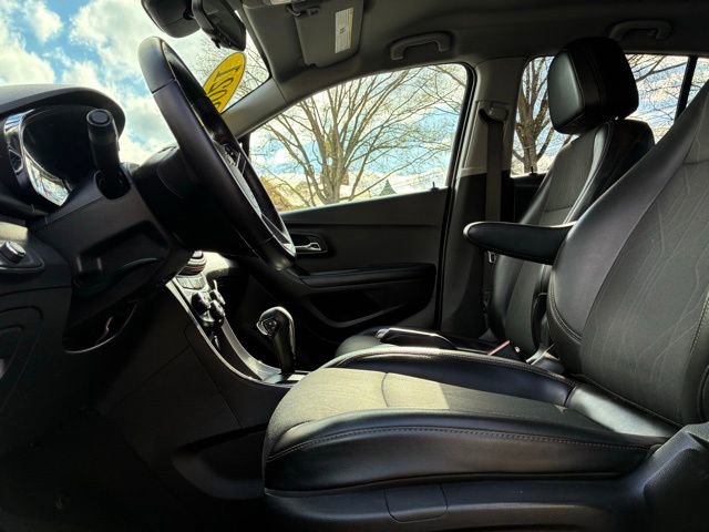 Used 2021 Chevrolet Trax LT w/ Driver Confidence Package AWD/4WD image 14