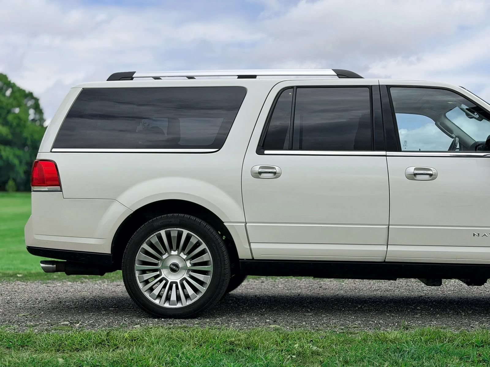 Used 2015 Lincoln Navigator L 4WD w/ Equipment Group 101A Reserve image 11