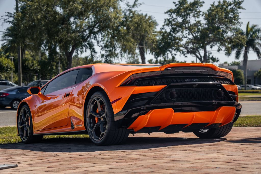 Used 2021 Lamborghini Huracan EVO RWD image 3