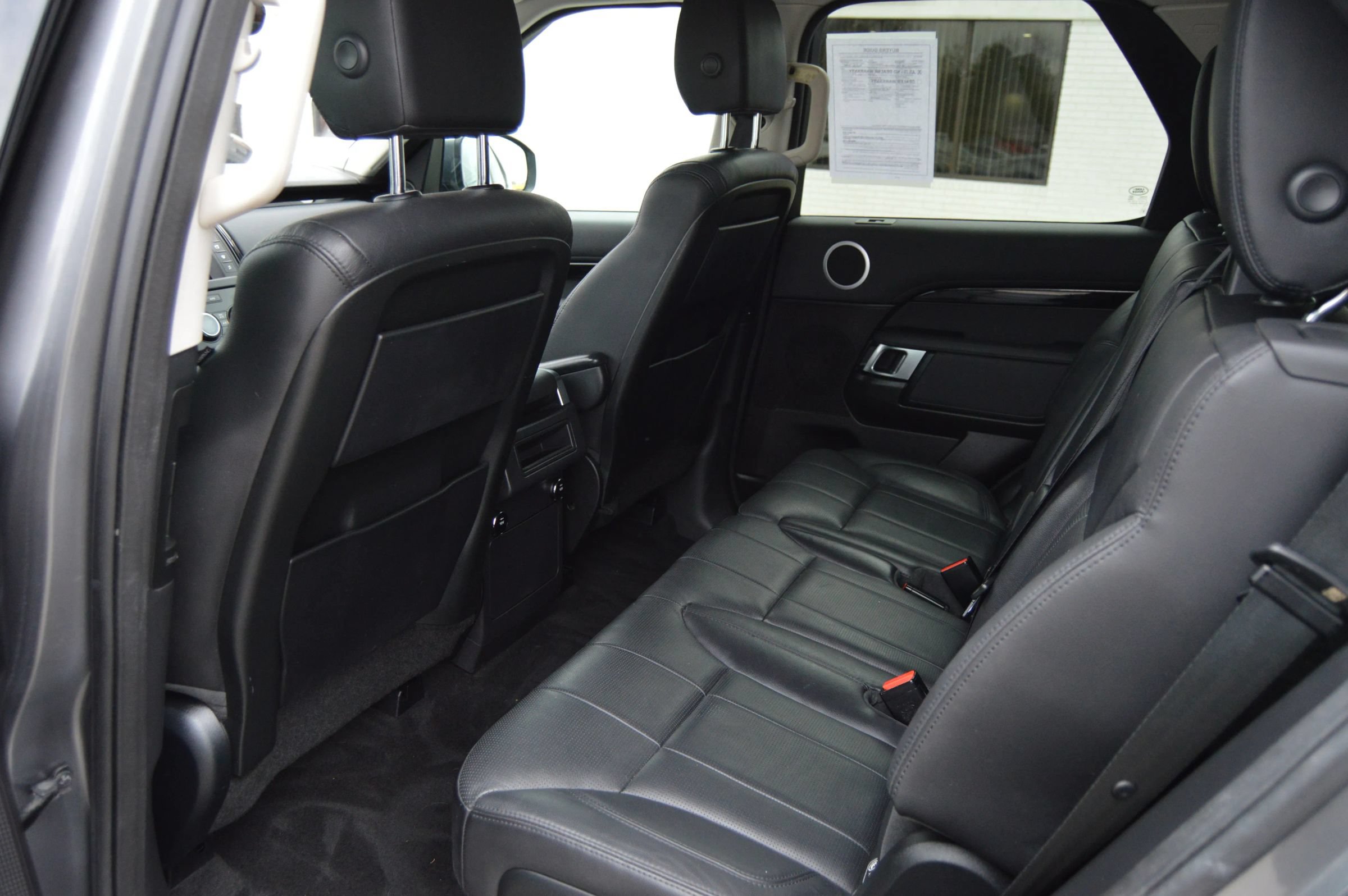 Used 2017 Land Rover Discovery SE AWD/4WD image 17