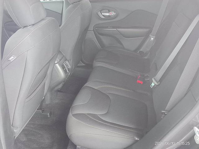 Used 2016 Jeep Cherokee Latitude w/ Cold Weather Group AWD/4WD image 5
