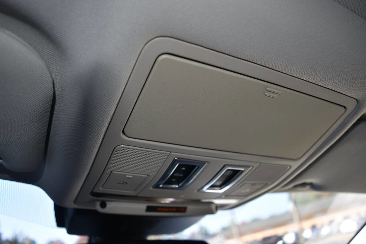 Used 2017 Jaguar XF Premium image 63