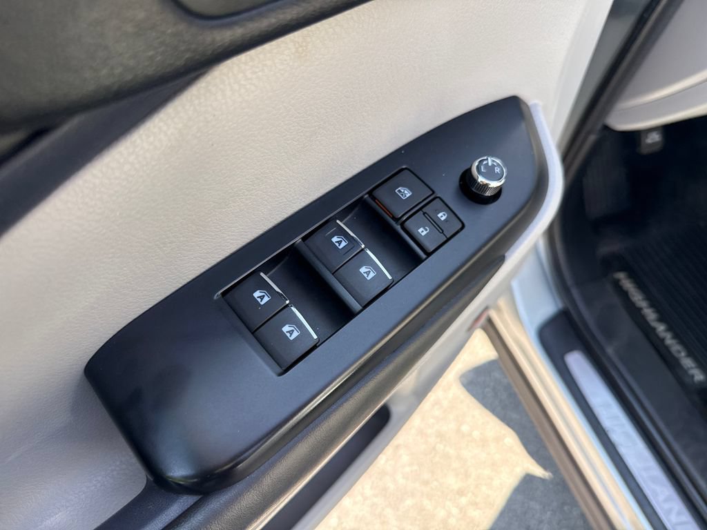 Used 2018 Toyota Highlander Limited AWD/4WD image 23
