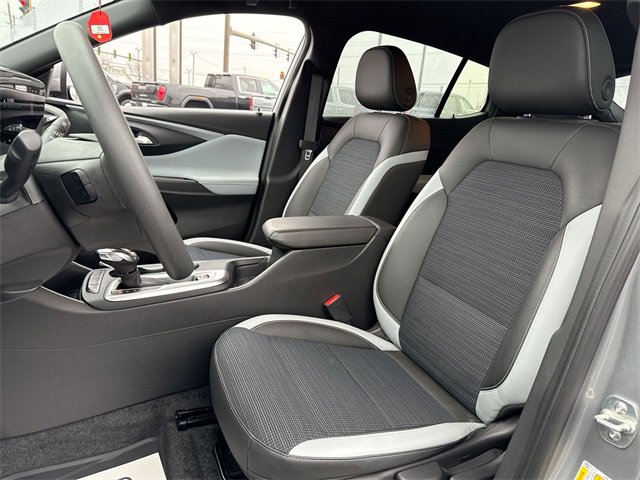 Used 2025 Buick Envista Preferred image 11