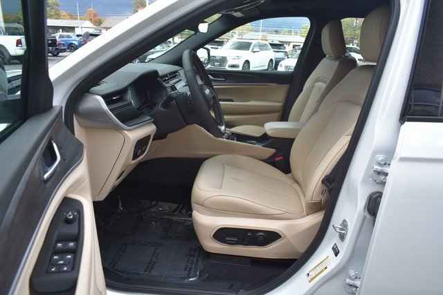 Used 2025 Jeep Grand Cherokee L Limited image 13