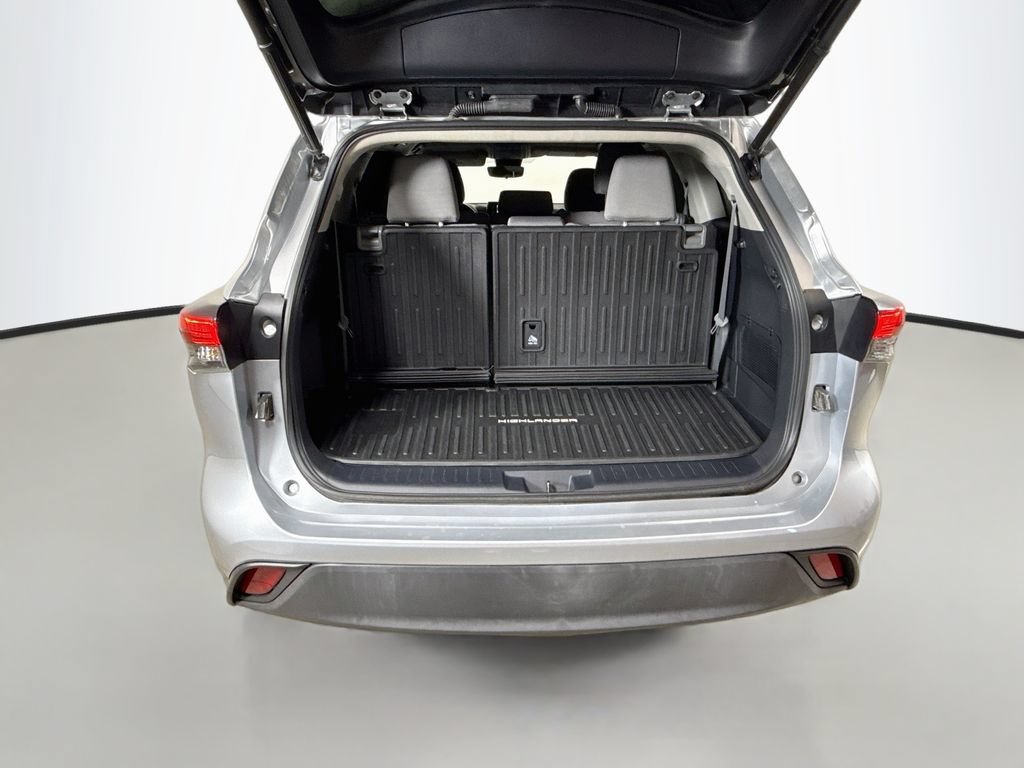 Used 2023 Toyota Highlander LE FWD image 24