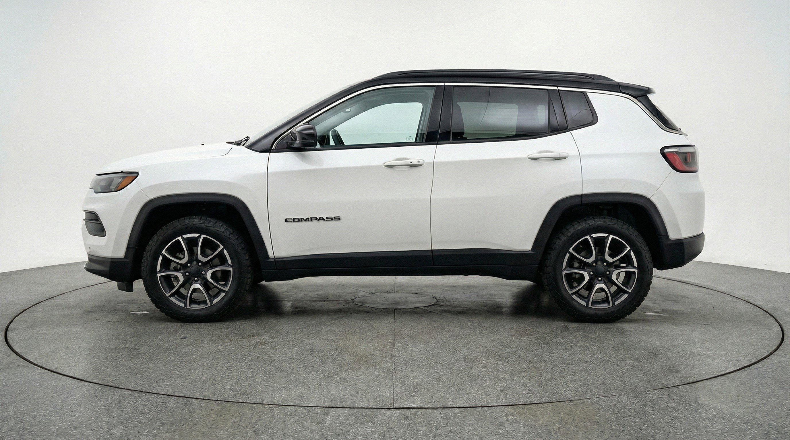Used 2025 Jeep Compass Trailhawk AWD/4WD image 5
