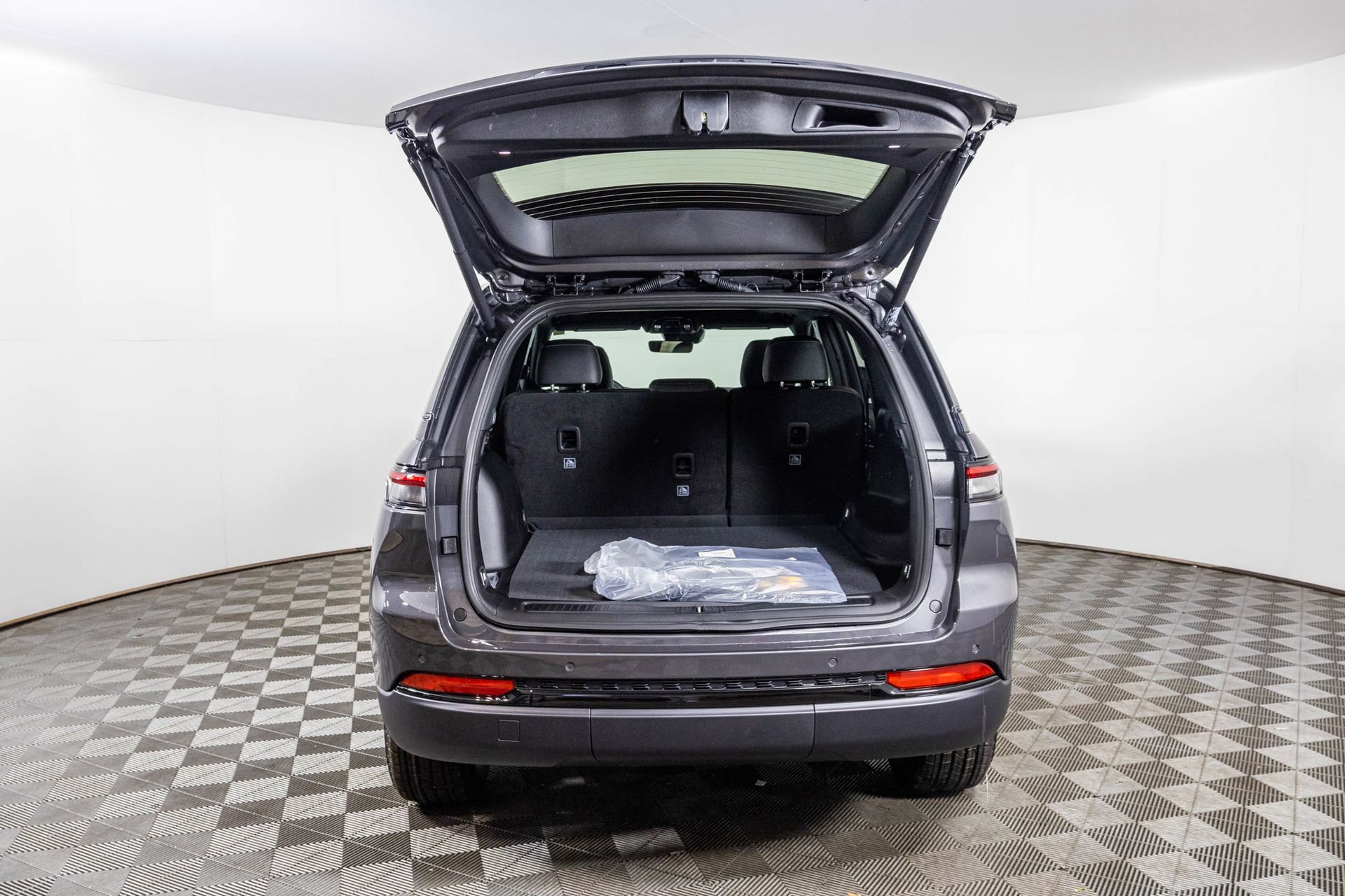 New 2025 Jeep Grand Cherokee Altitude image 33