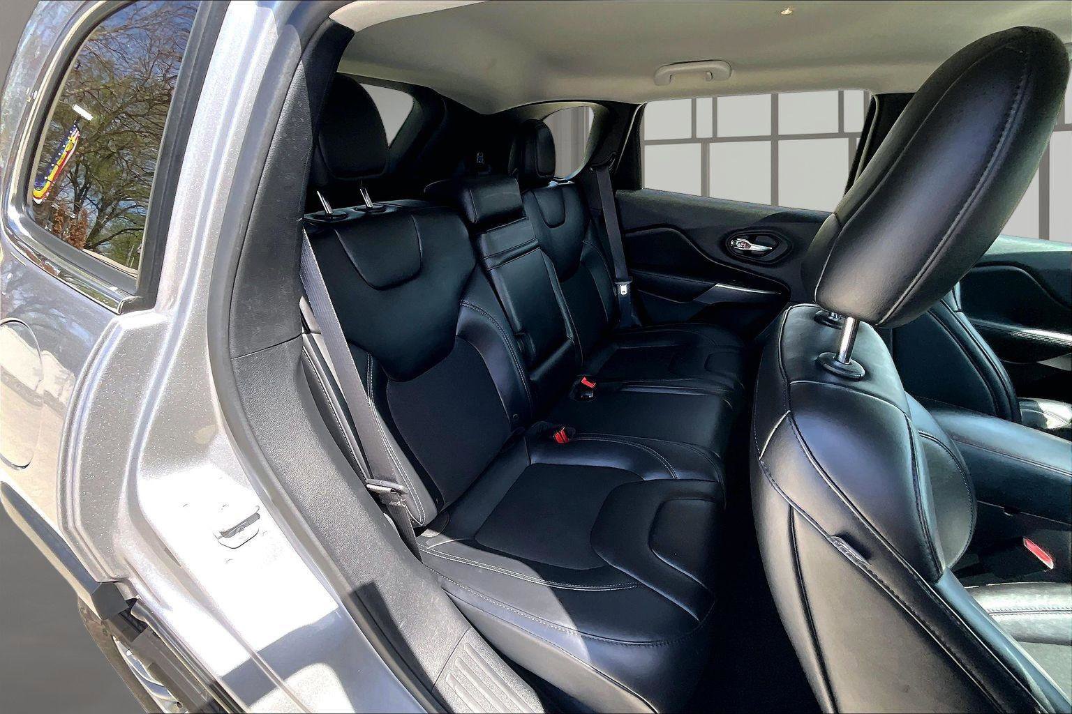 Used 2019 Jeep Cherokee Latitude Plus image 27