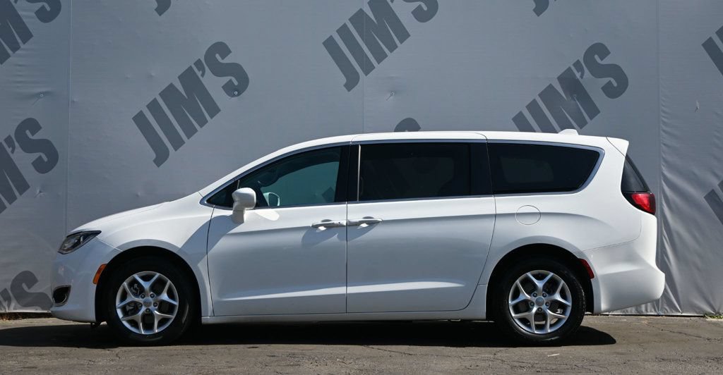 Used 2020 Chrysler Pacifica Touring w/ Tire & Wheel Group FWD image 6