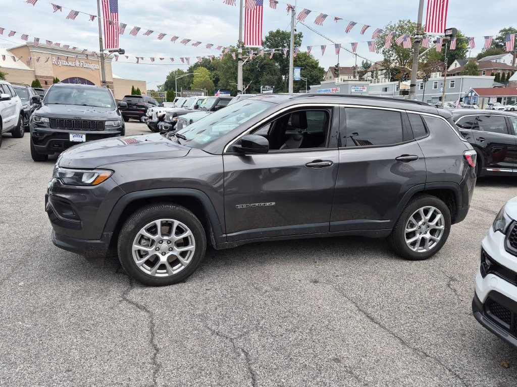 Used 2023 Jeep Compass Latitude w/ Sun and Sound Group AWD/4WD image 7