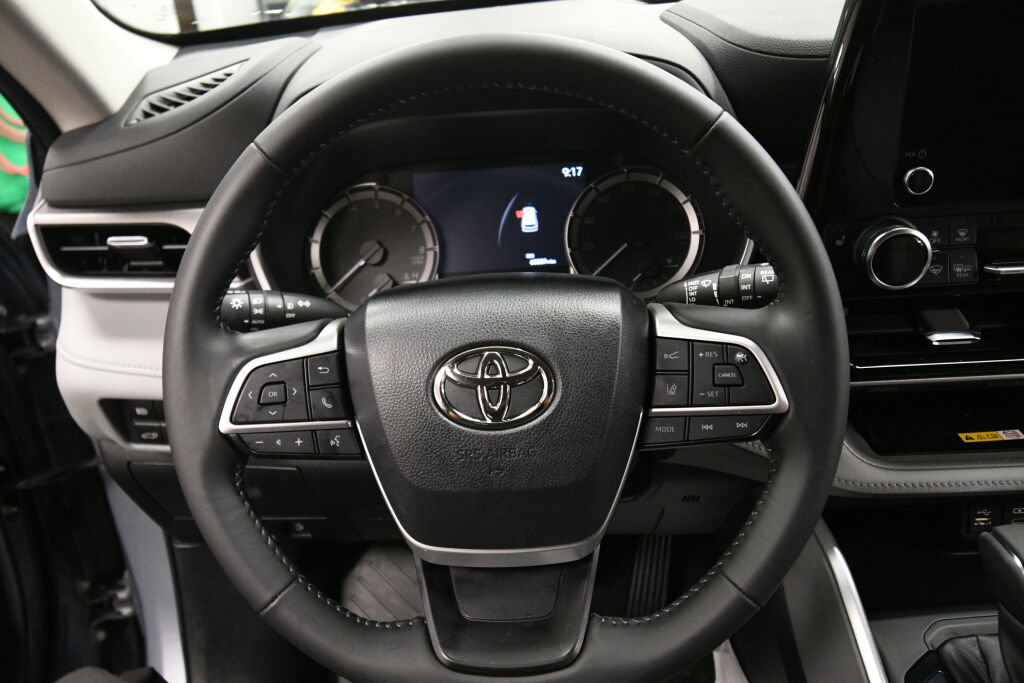 Used 2023 Toyota Highlander XLE AWD/4WD image 12