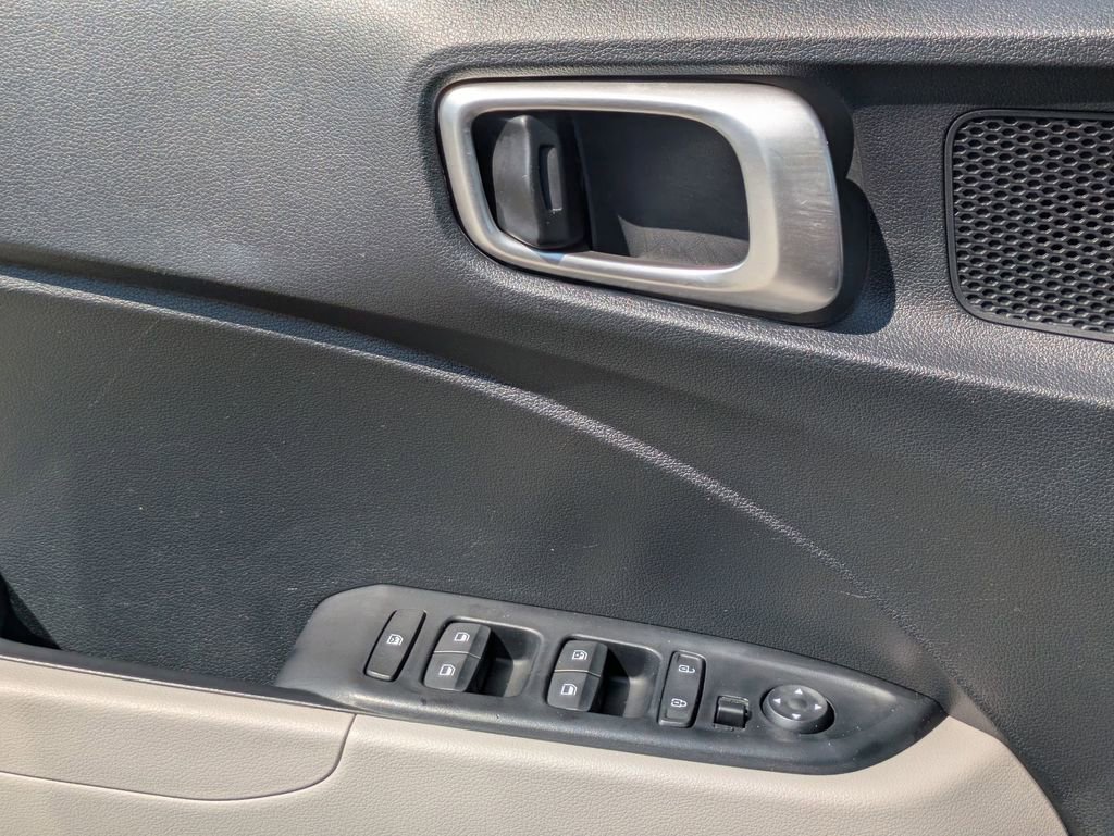 Used 2025 Hyundai Venue SEL FWD image 13