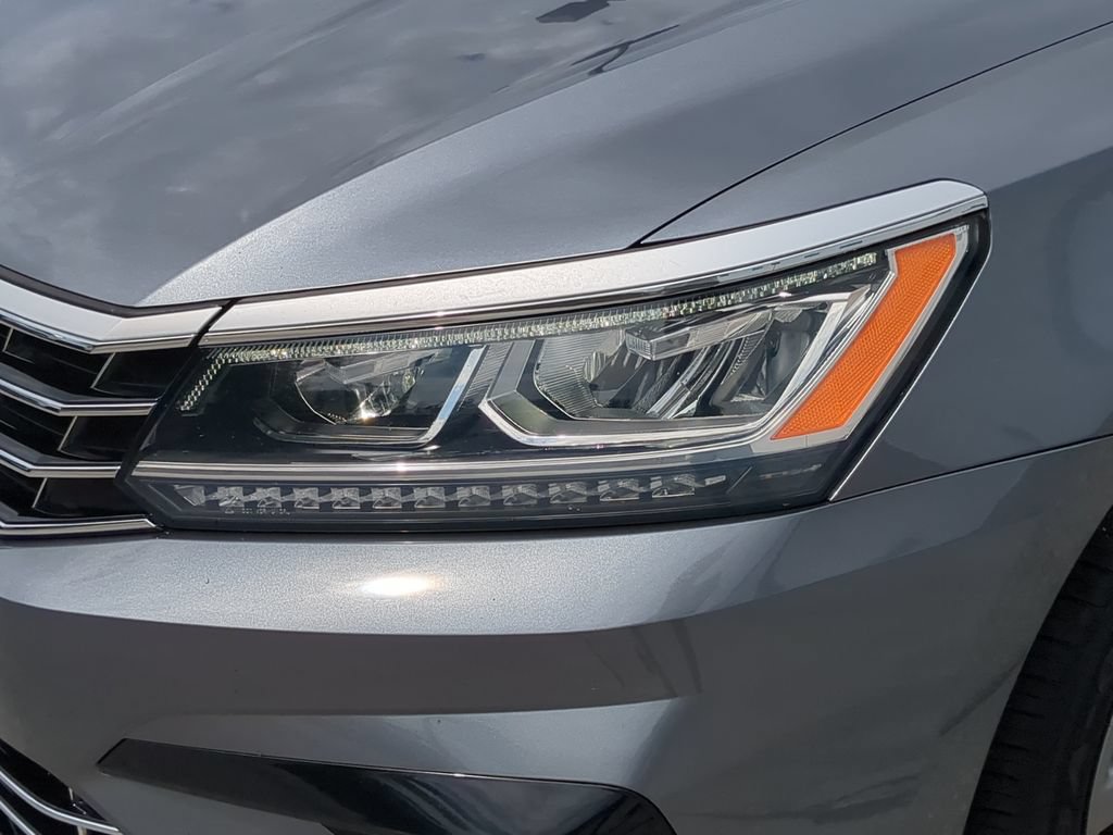 Used 2018 Volkswagen Passat 2.0T R-Line w/ R-Line Lighting Package FWD image 7