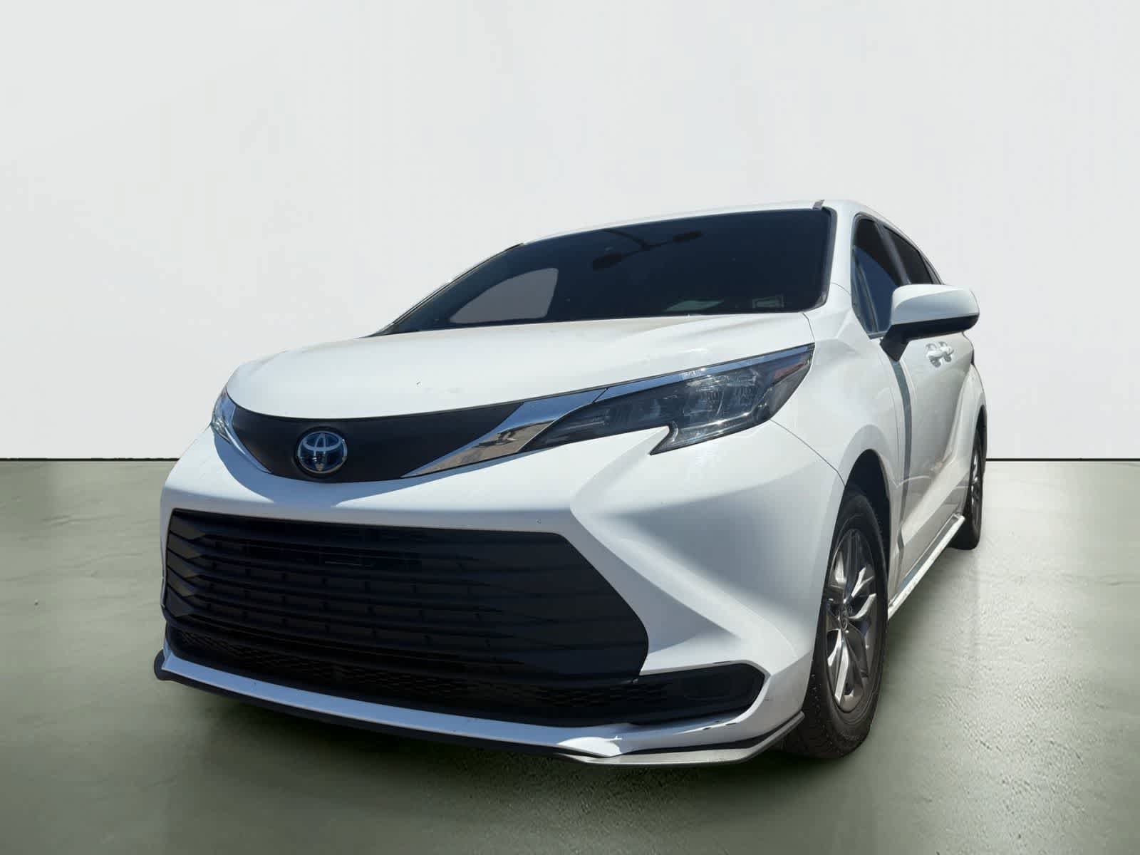 Used 2025 Toyota Sienna LE FWD video 2
