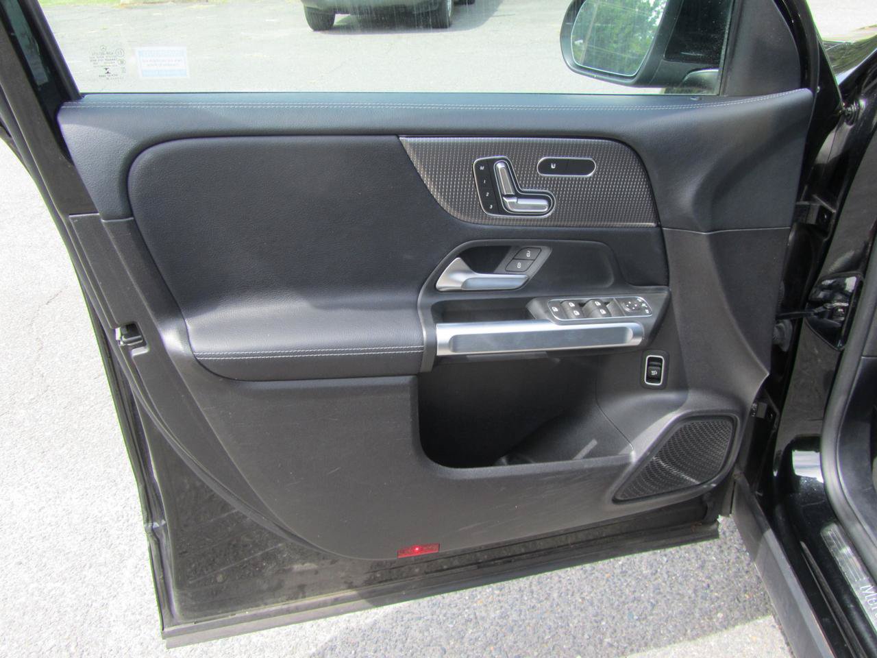 Used 2020 Mercedes-Benz GLB 250 4MATIC w/ Premium Package image 18