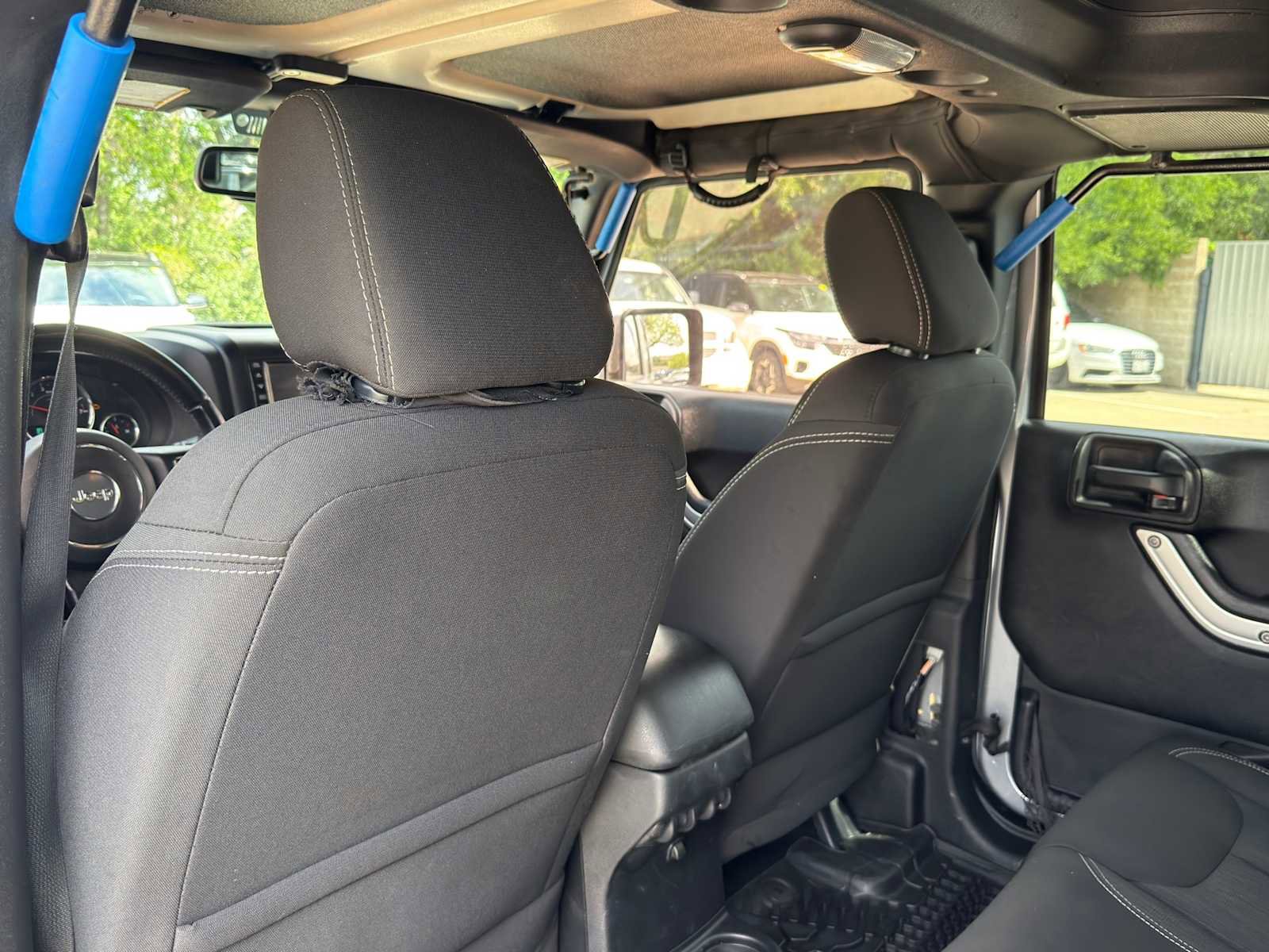 Used 2015 Jeep Wrangler Unlimited Rubicon w/ Connectivity Group AWD/4WD image 22