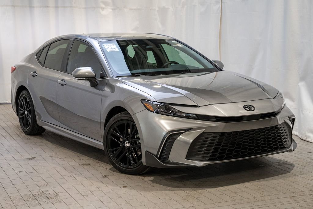 Used 2025 Toyota Camry SE image 1