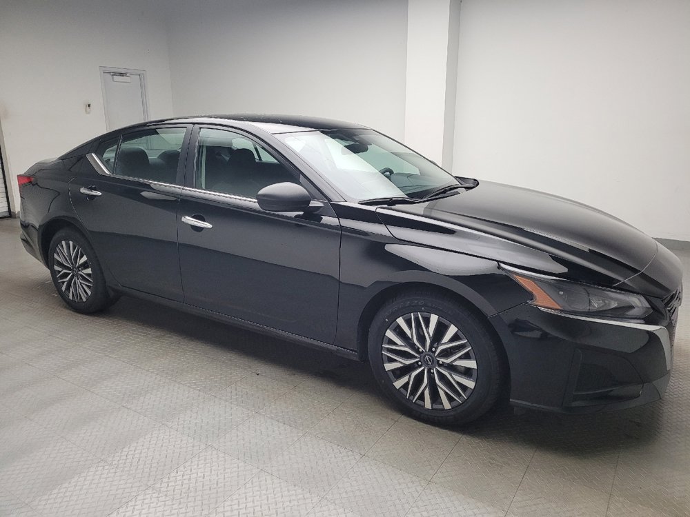Used 2025 Nissan Altima 2.5 SV FWD image 11