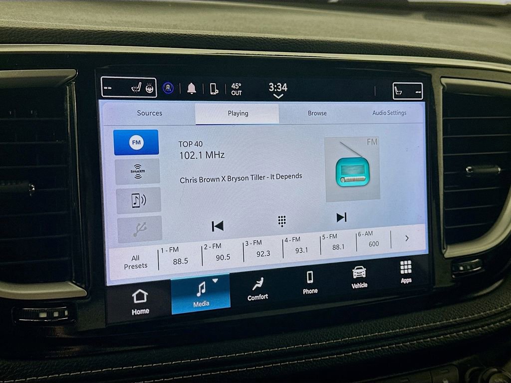 Used 2023 Chrysler Pacifica Touring image 17