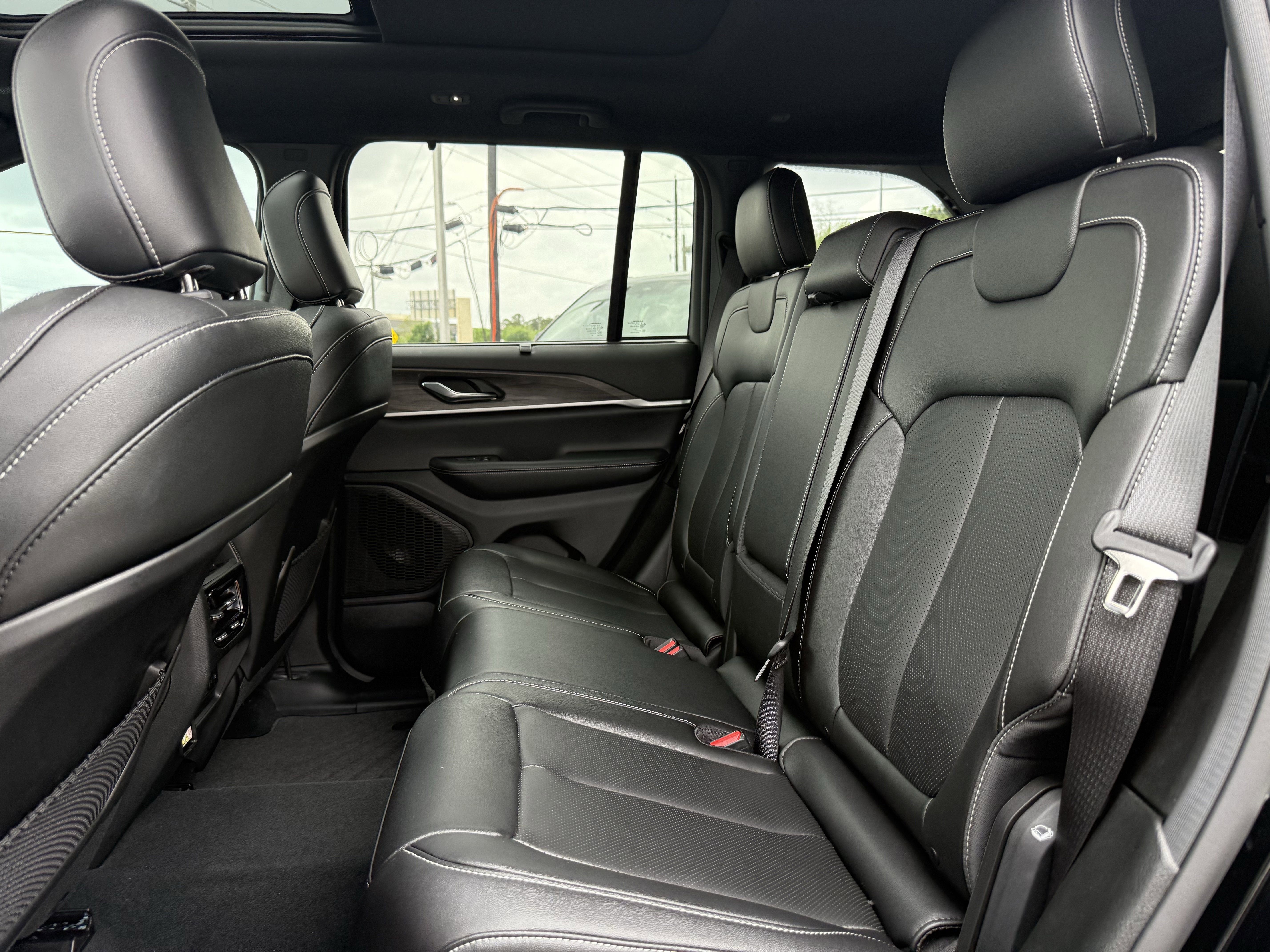 Used 2024 Jeep Grand Cherokee Limited w/ Luxury Tech Group II image 16