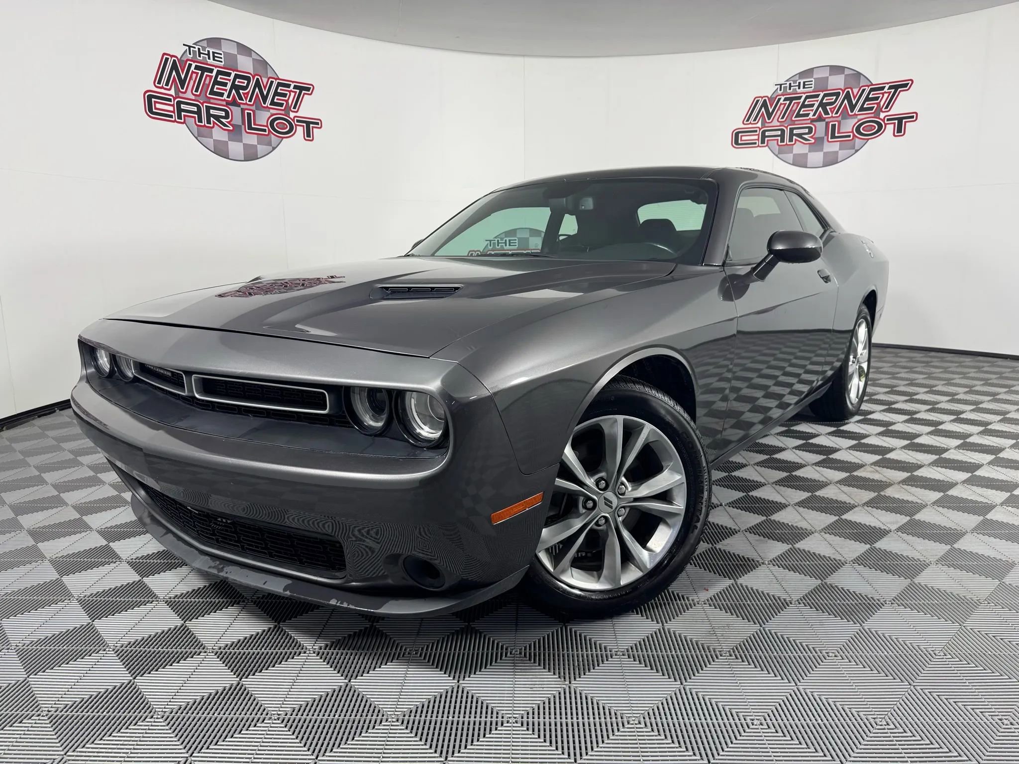 Used 2021 Dodge Challenger SXT image 1