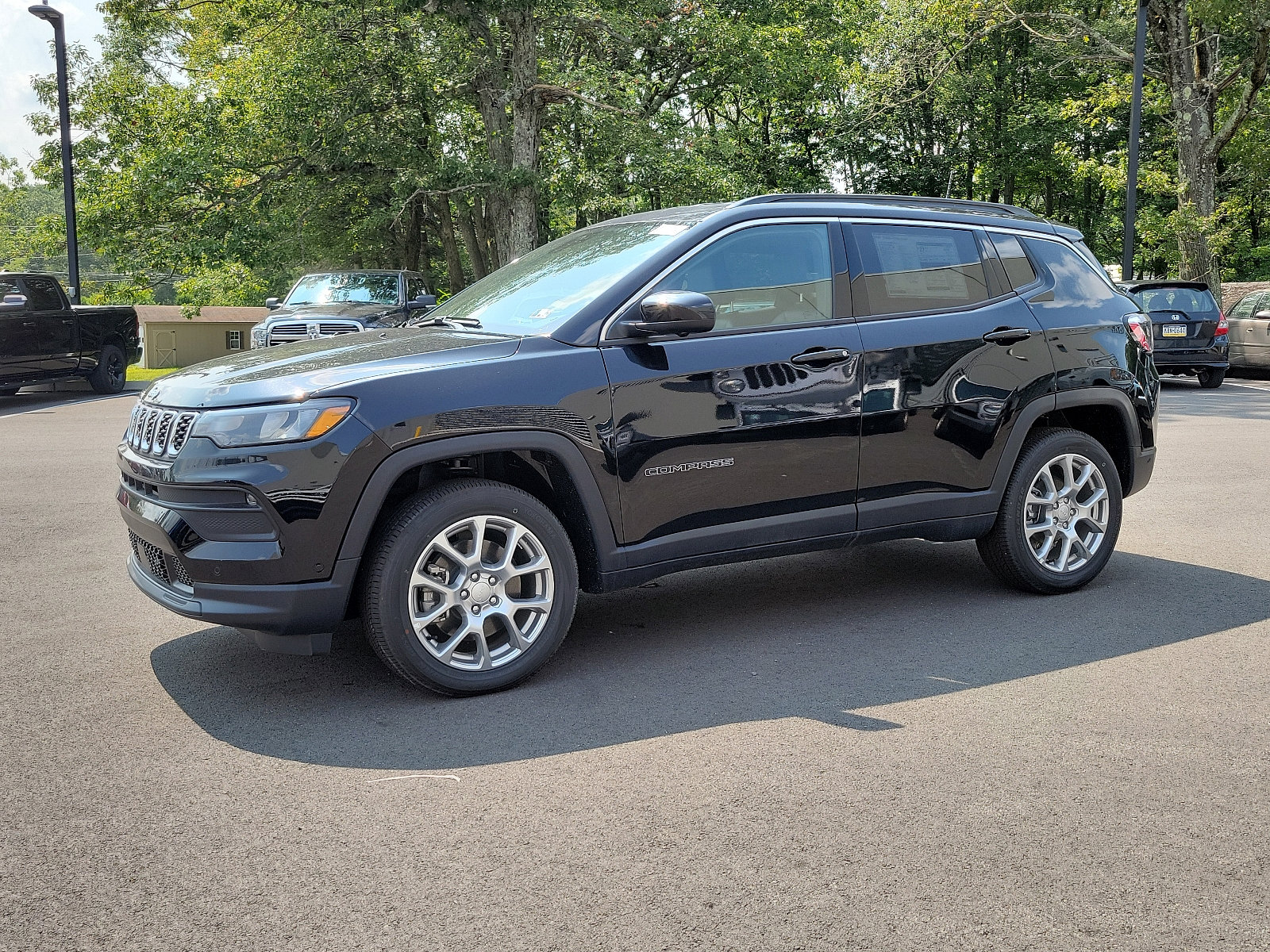Used 2024 Jeep Compass Latitude image 2