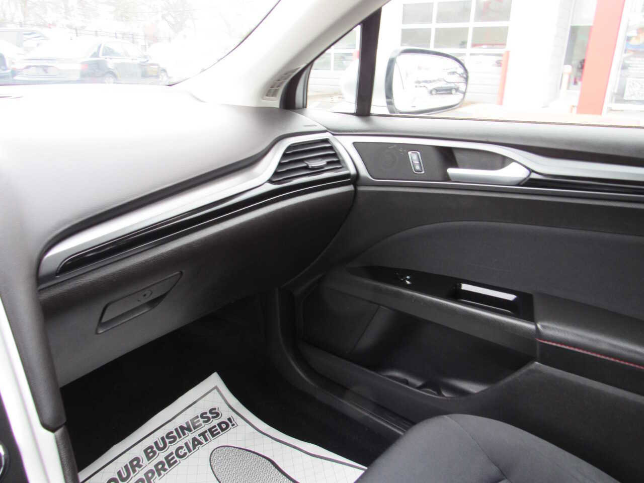 Used 2016 Ford Fusion SE w/ Equipment Group 201A image 15