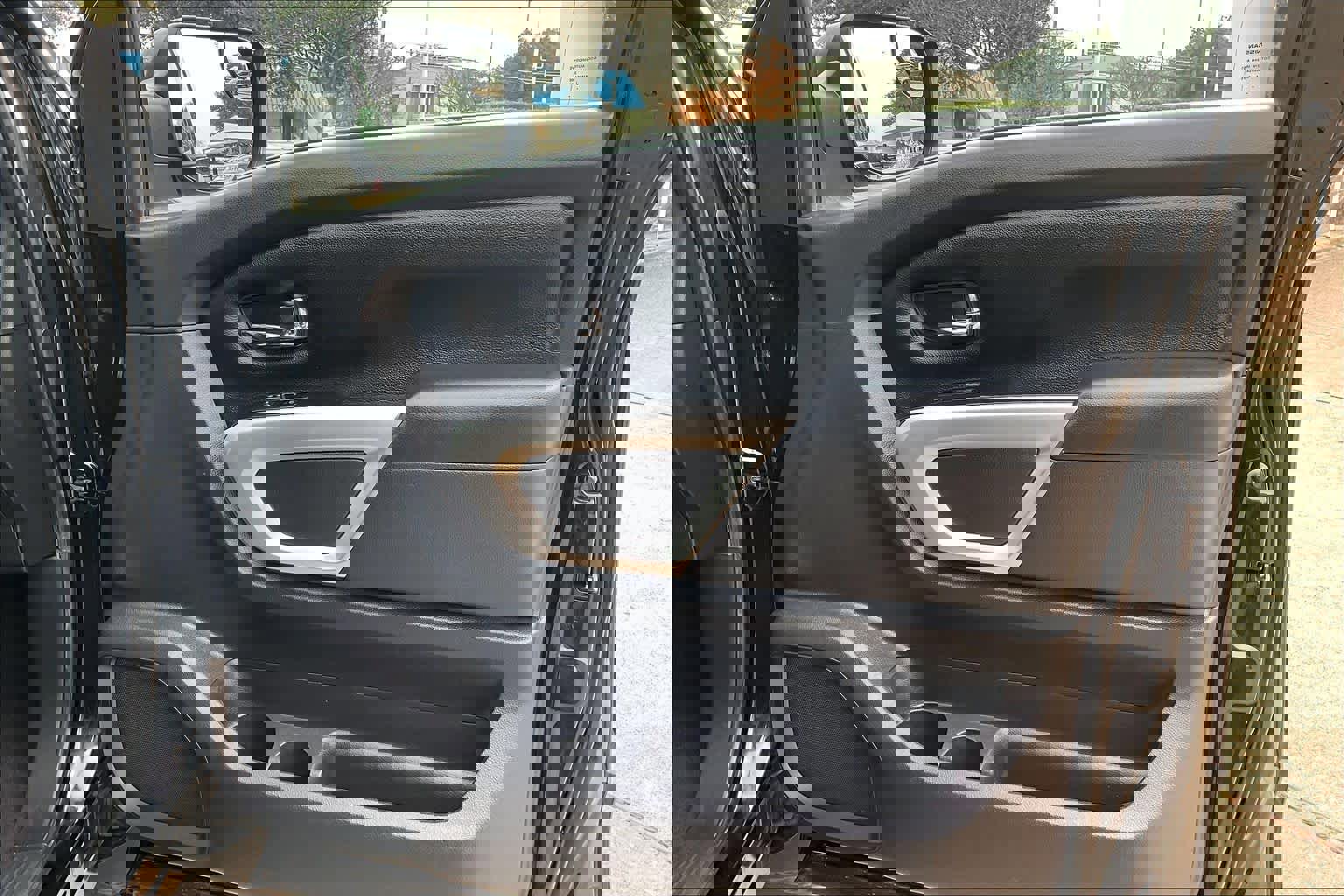 Used 2017 Nissan Titan SV image 20