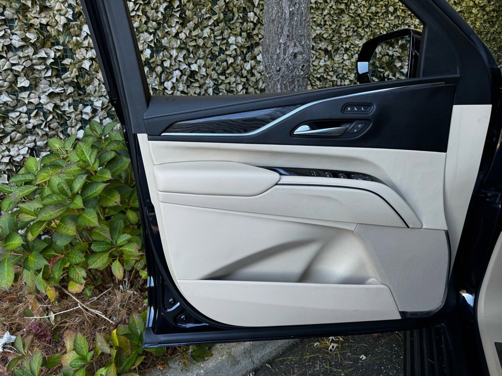 Used 2023 Cadillac Escalade Premium Luxury w/ Performance Package image 8