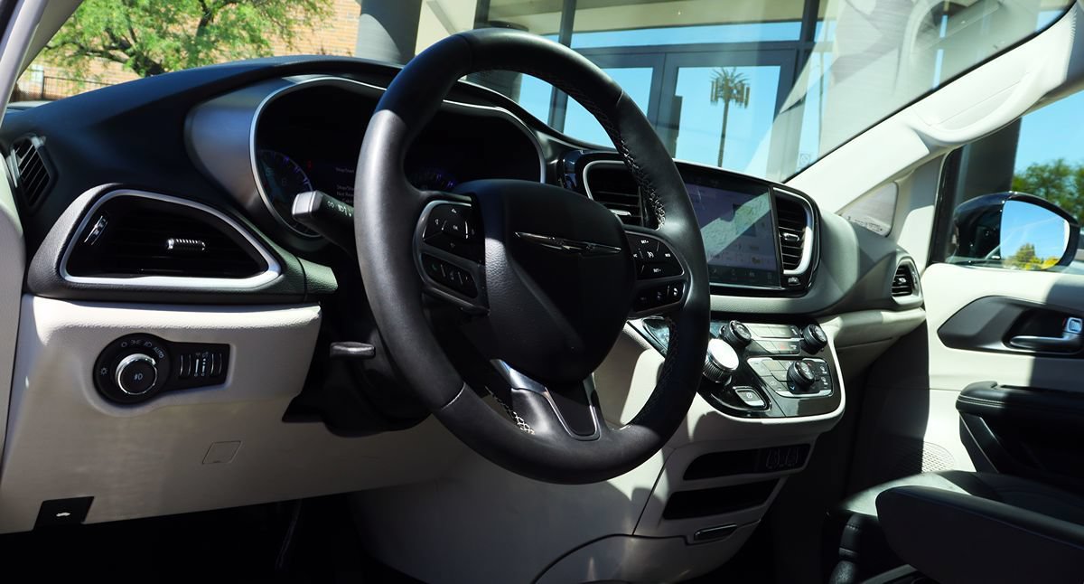 Used 2024 Chrysler Pacifica Touring-L FWD image 44