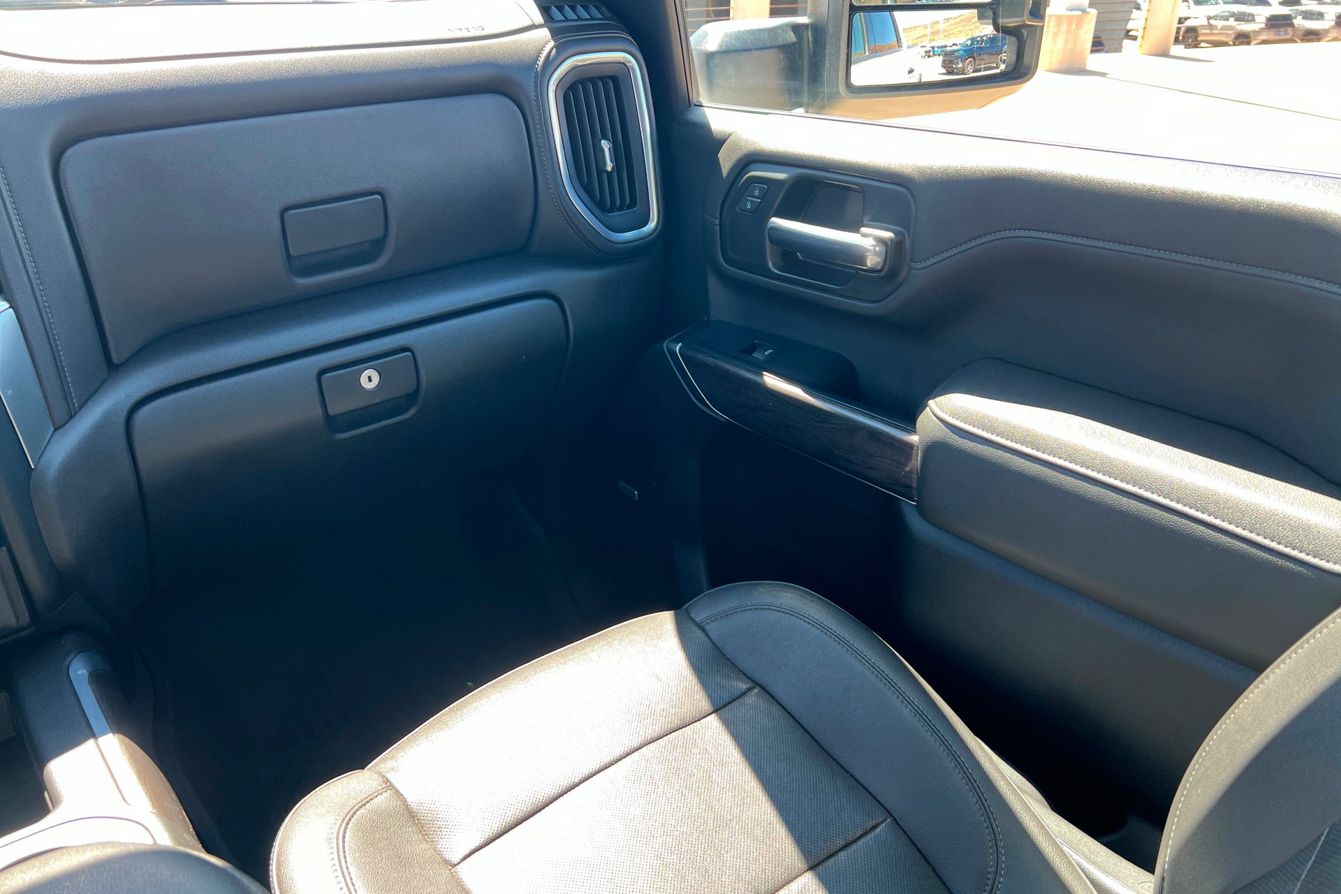Used 2022 Chevrolet Silverado 2500 LTZ w/ LTZ Plus Package AWD/4WD image 11