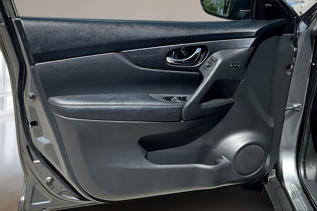 Used 2018 Nissan Rogue SV w/ Premium Package image 19