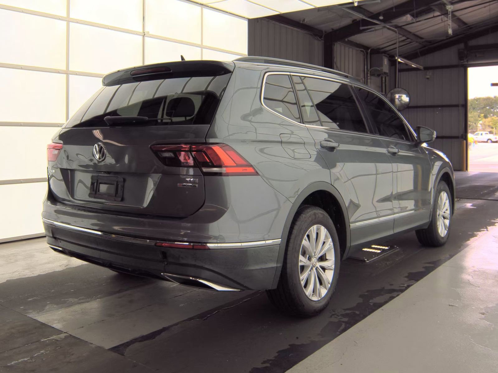 Used 2018 Volkswagen Tiguan SE AWD/4WD image 4