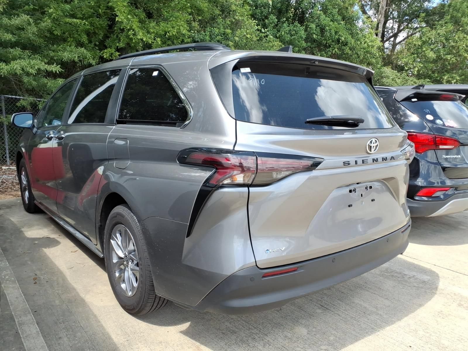 Used 2026 Toyota Sienna XLE FWD image 2