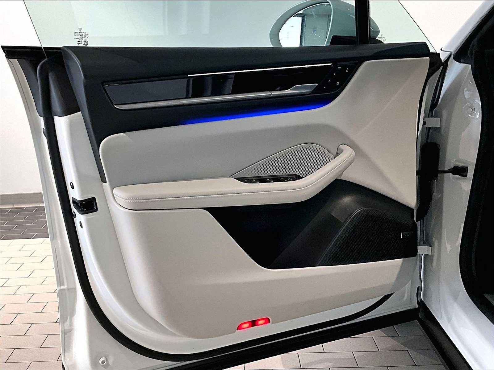 Used 2025 Porsche Macan 4 Electric image 25