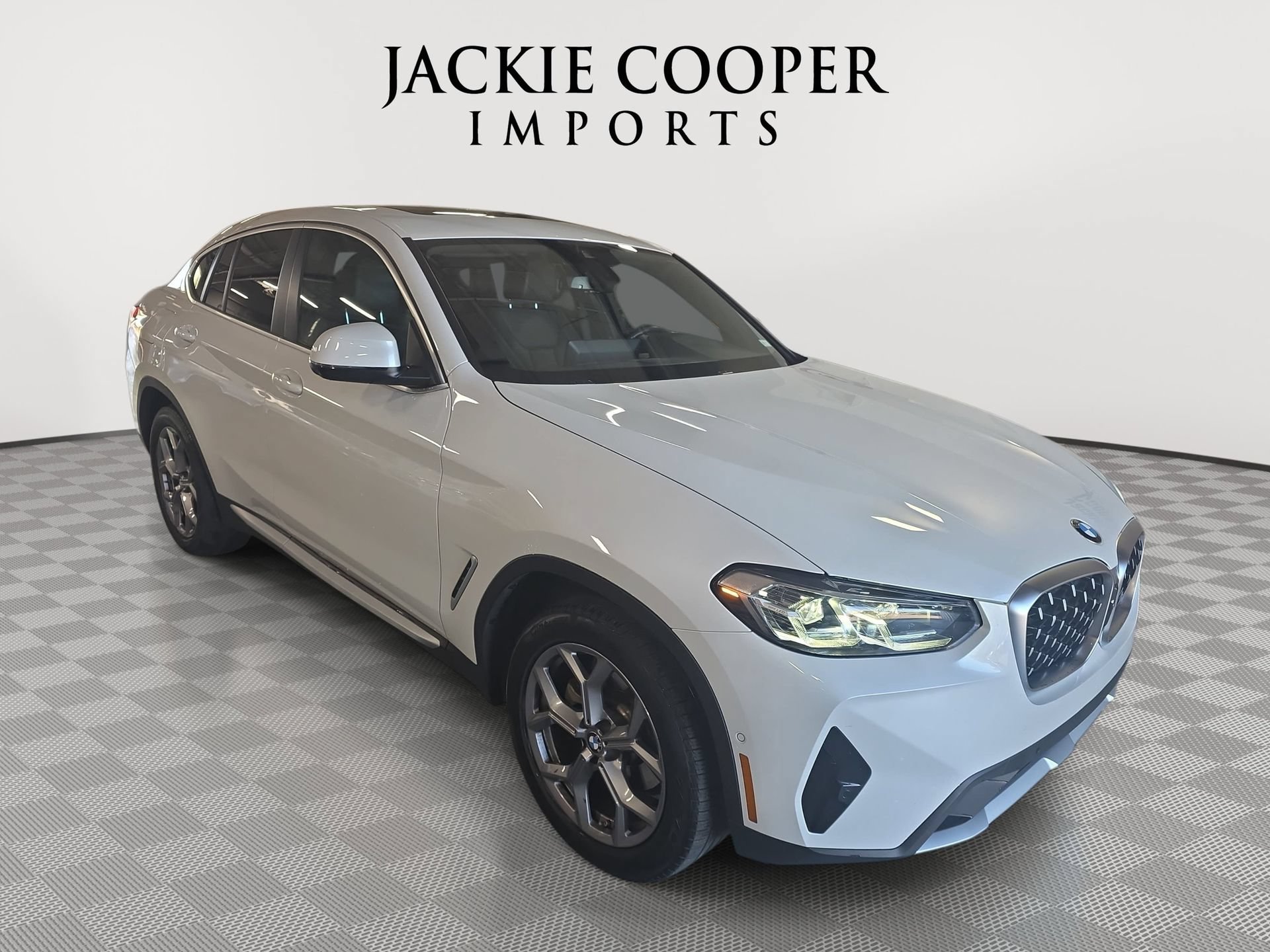 Used 2024 BMW X4 xDrive30i w/ Parking Assistance Package AWD/4WD image 3
