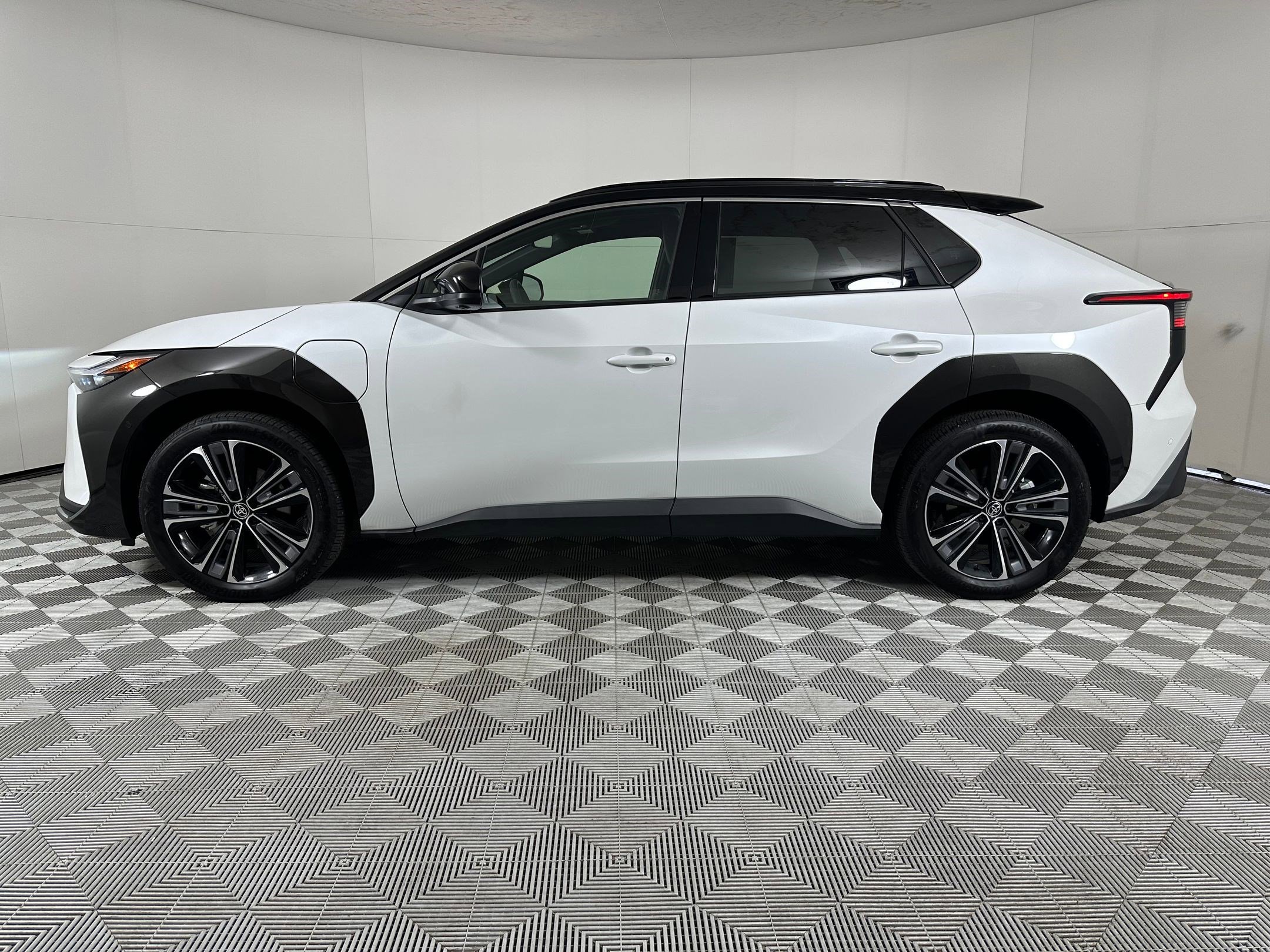 Used 2025 Toyota bZ4X AWD image 2