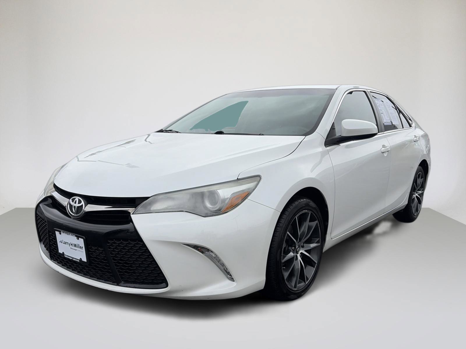 Used 2017 Toyota Camry XSE w/ Moonroof Package FWD image 2