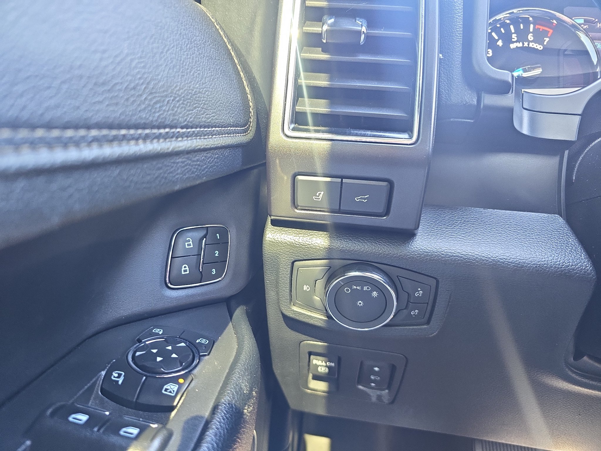 Used 2021 Ford Expedition Limited AWD/4WD image 28