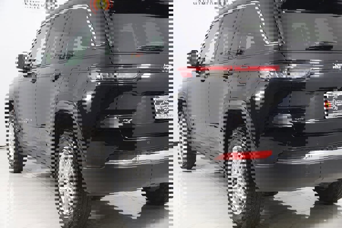 Used 2023 Jeep Grand Cherokee Laredo X image 20