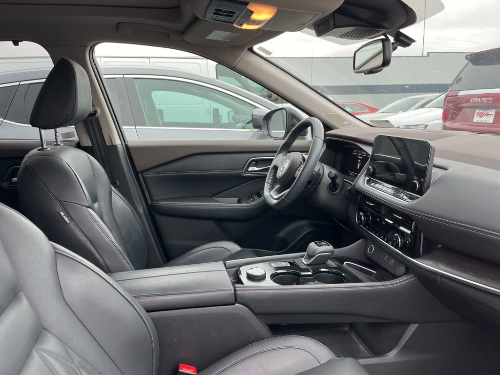 Used 2021 Nissan Rogue Platinum image 2