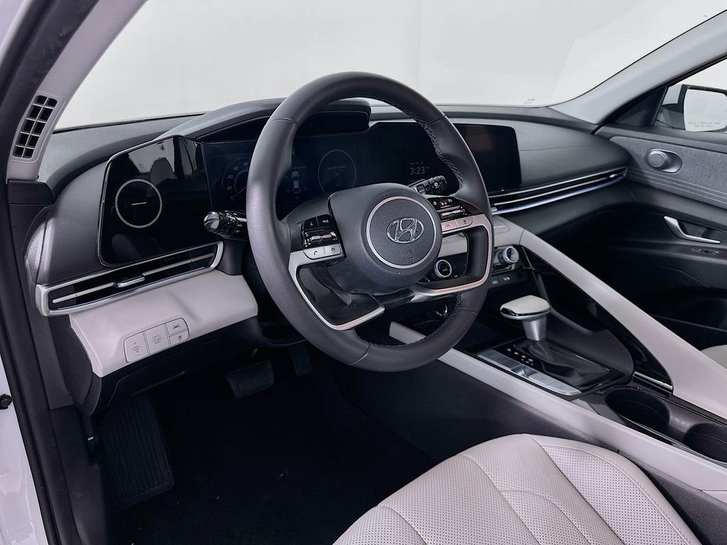 Used 2023 Hyundai Elantra Limited w/ Preferred Accessory Package image 9