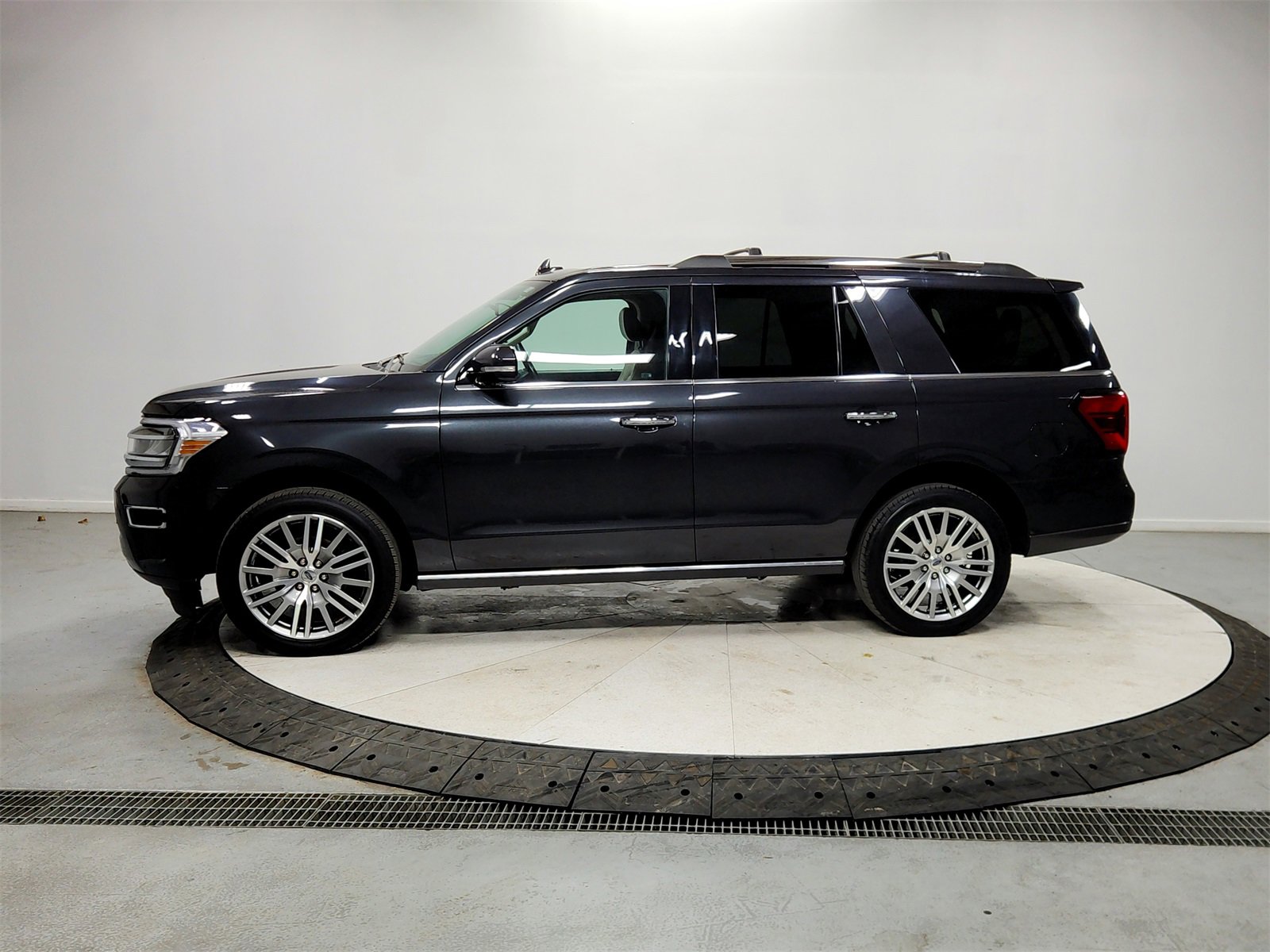 Used 2024 Ford Expedition Limited image 4