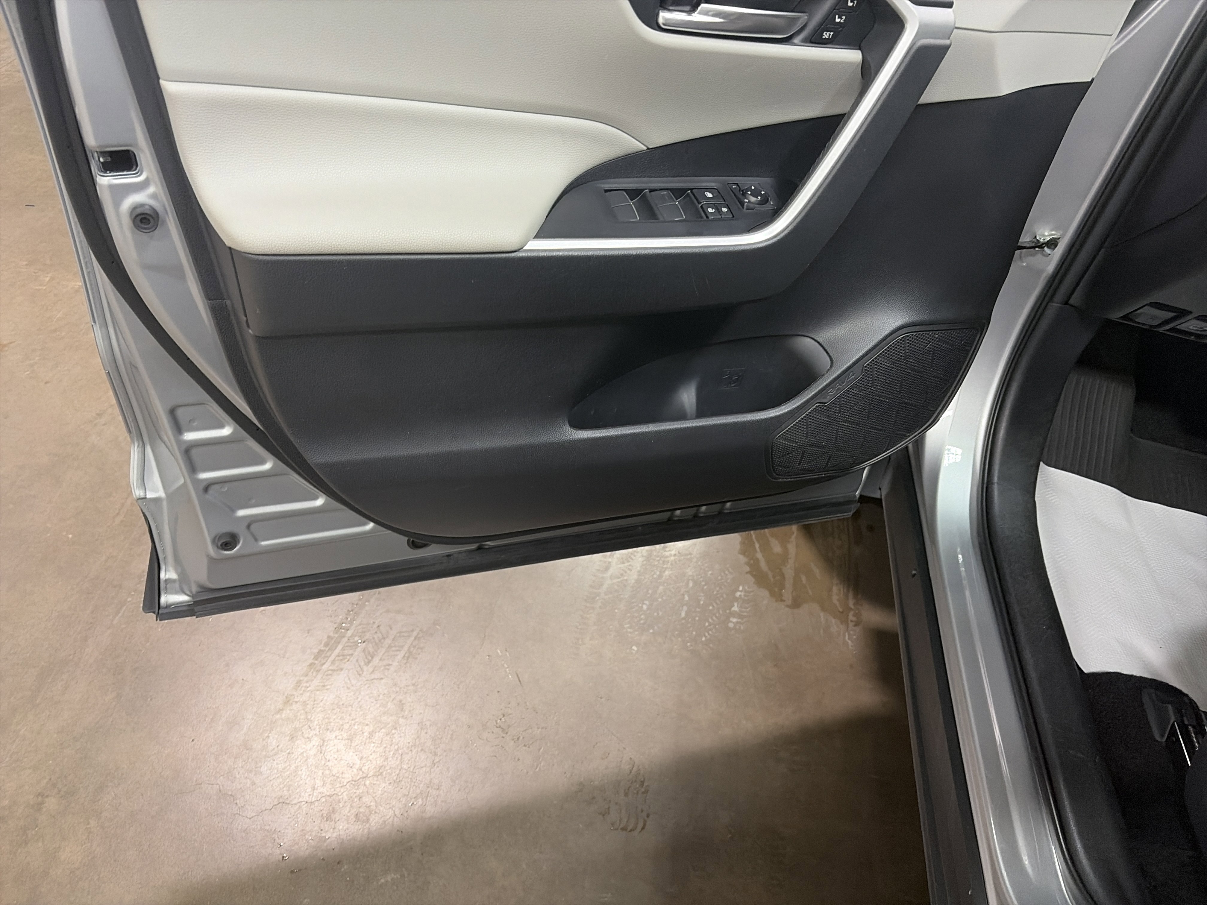 Used 2021 Toyota RAV4 XLE Premium image 13