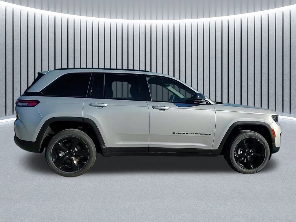 New 2025 Jeep Grand Cherokee Altitude image 2