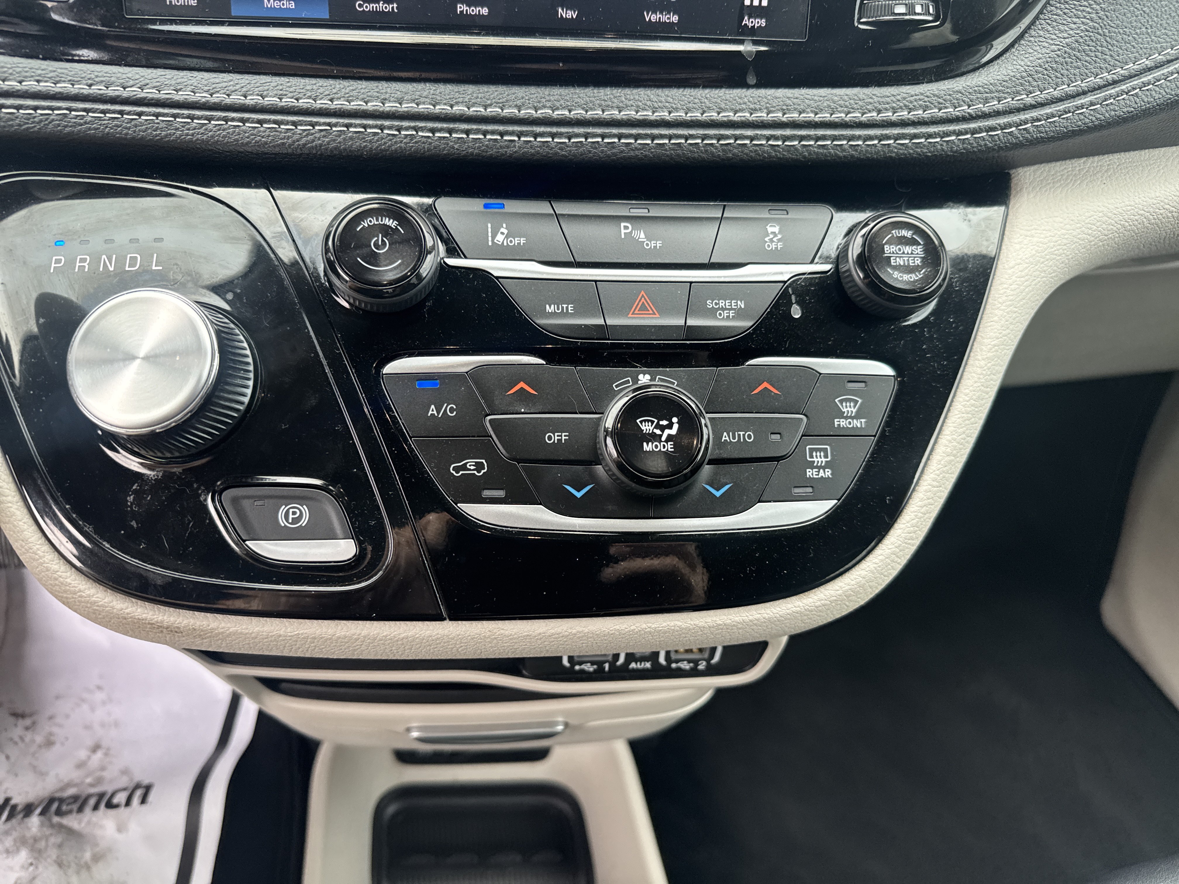 Used 2024 Chrysler Pacifica Limited FWD image 26